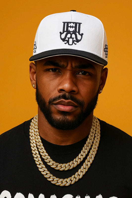 COMASUAR LOGO SNAPBACK
CAP (WHITE/BLACK)