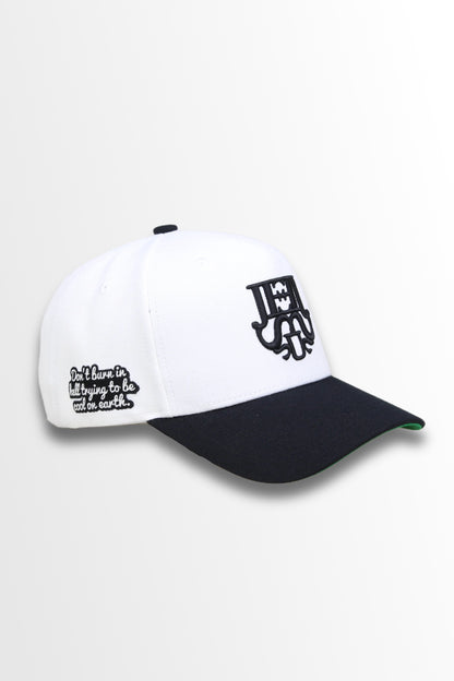 COMASUAR LOGO SNAPBACK
CAP (WHITE/BLACK)